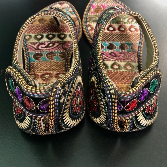 Hand Embroidered Sandals - Picture 4 of 5